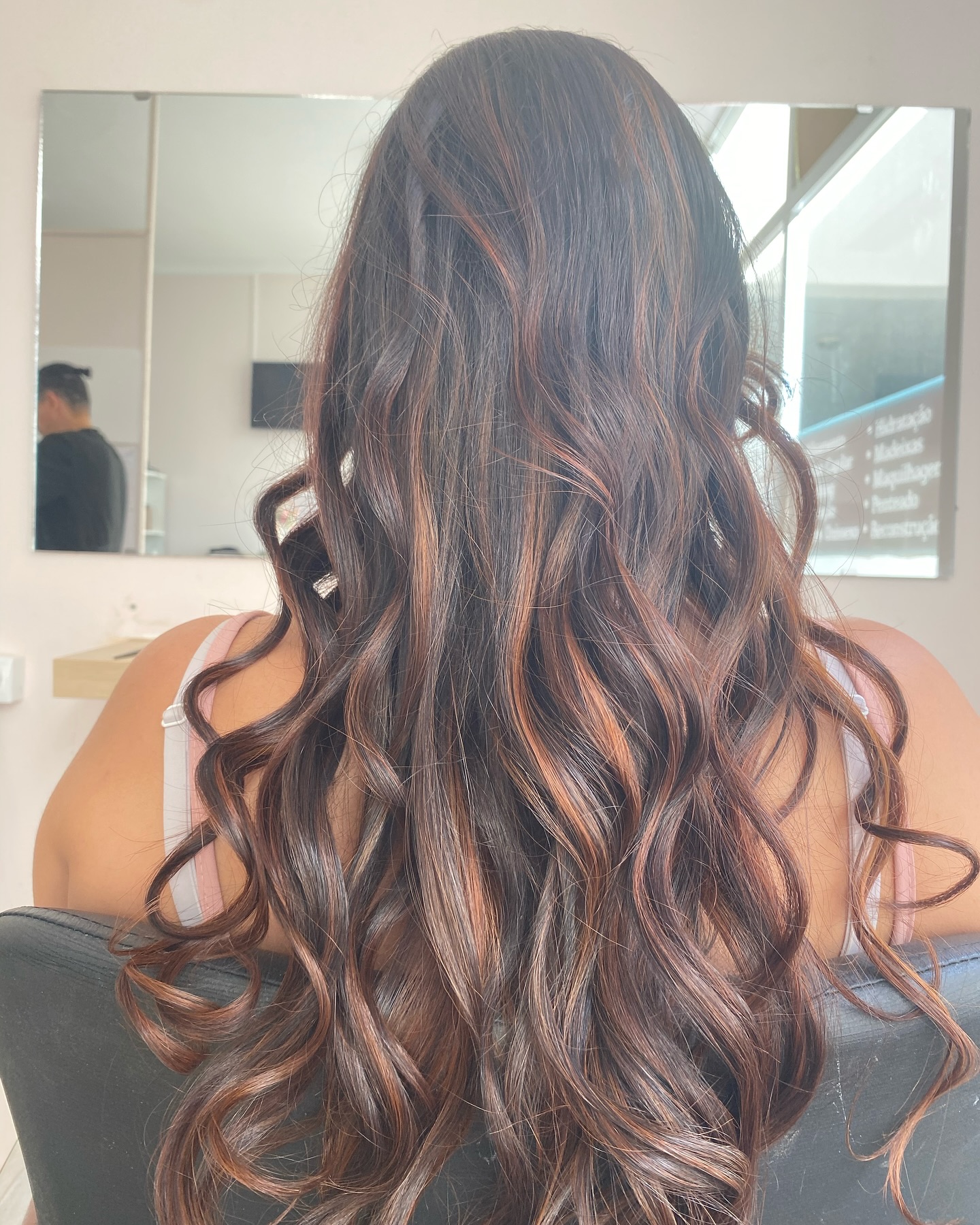 Cabelo com madeixas caramelo